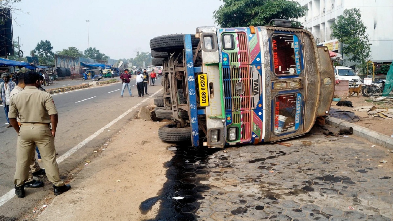 MP: Two dead, two injured, vehicles gutted as truck hits kiosk, transformer